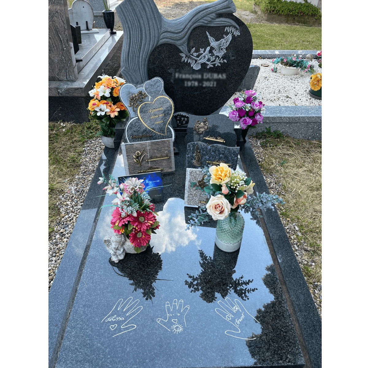 Monument Calvis avec stèle Bolséra en Noir Afrique, cimetière dans la Somme (80)